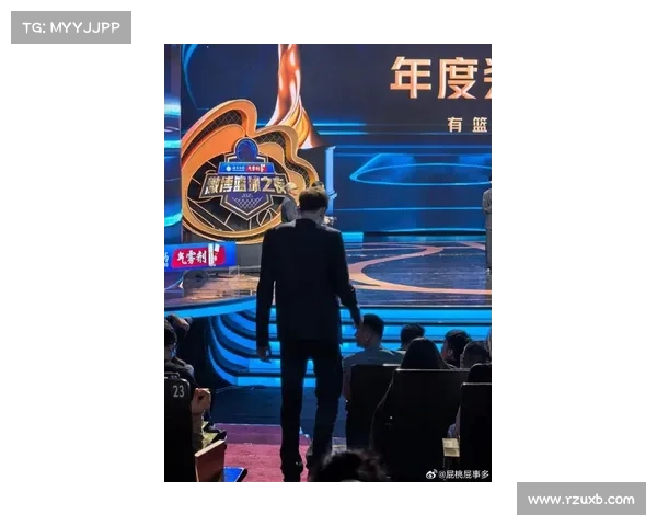 上海交大毕业典礼现身周琦!网友称学士服让他看起来更年轻 上海交大毕业典礼现身周琦!网友称学士服让他看起来更年轻